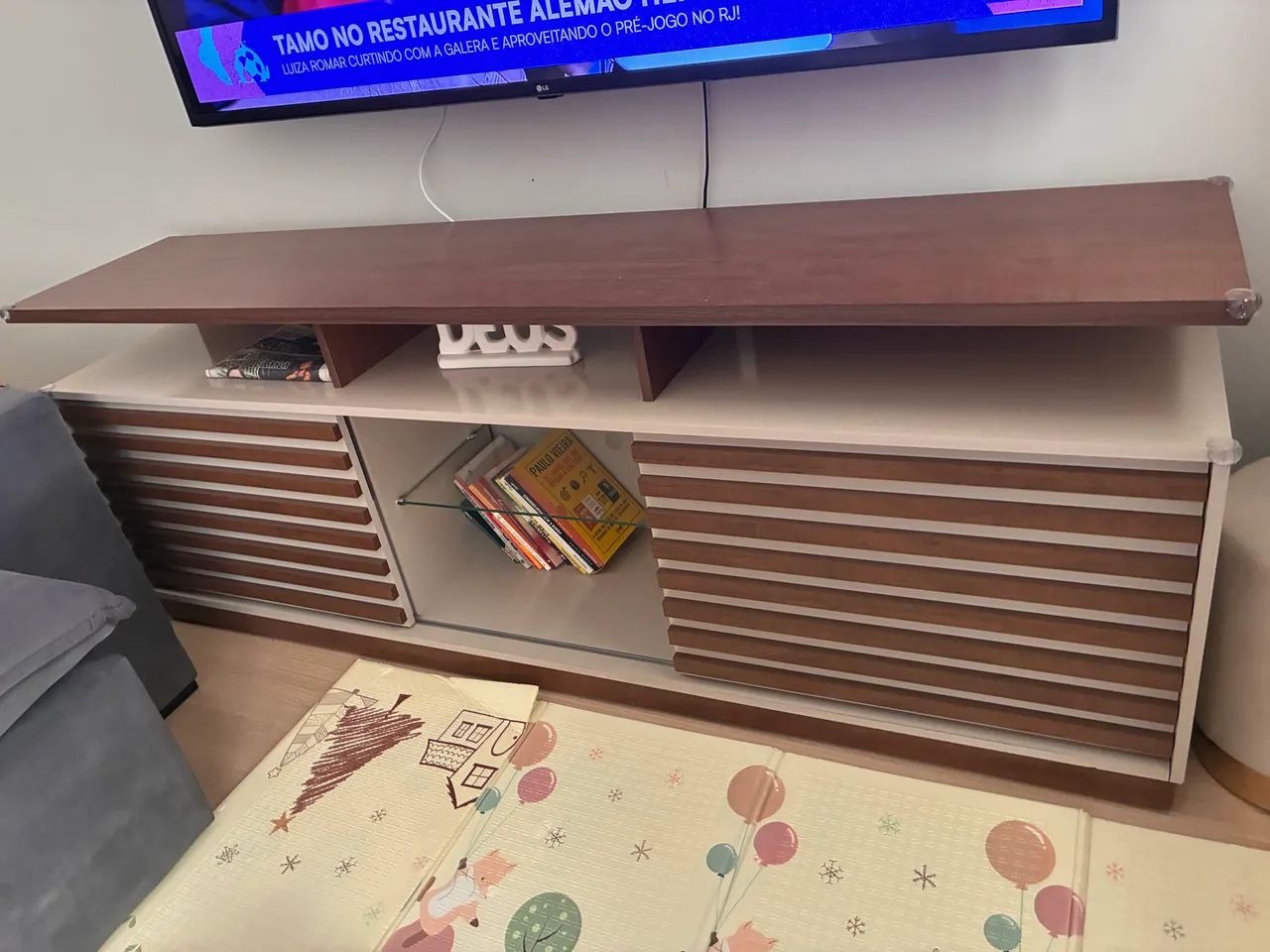 Rack tv alto com rodinhas e portas deslizantes 