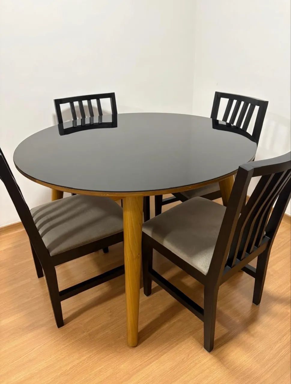 Mesa com 4 cadeiras 