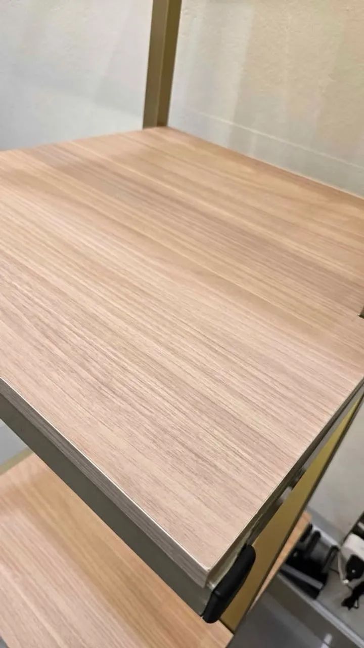 Arara de roupas loja dourada com prateleiras em MDF e LED COB - Foto 2