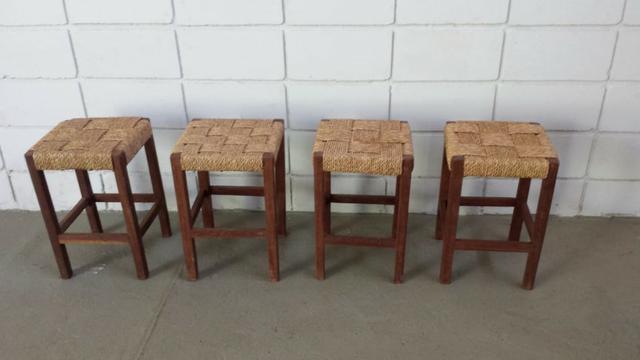 4 banquinhos de madeira
