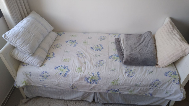 Cama grande solteiro madeira acabamento em laca - Foto 3