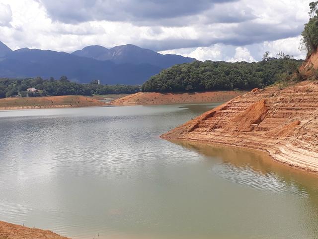 VENDO LINDA CHÁCRINHA DE 2.000m2° NA REPRESA DO CAPIVARI !!!