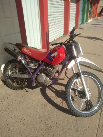 MOTO XR200 PARA TRILHA