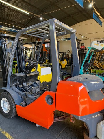 Empilhadeira Toyota 8FG25 2010 triplex com deslocador 