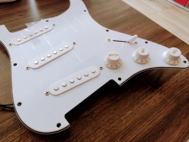 Escudo Dolphin para Guitarra Stratocaster com 3 Camadas e Parte Elétrica Completa