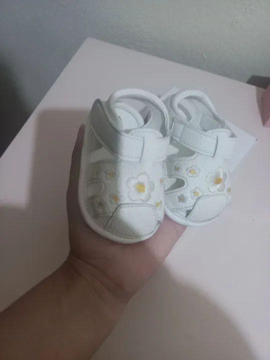 Sandálias infantis com flores bordadas - Tamanho Eur17