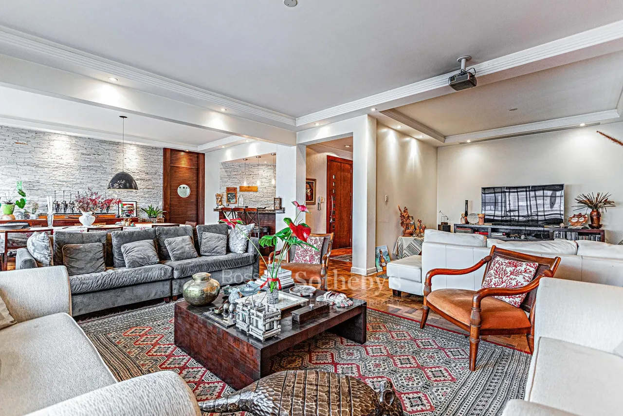 Apartamento com pé-direito alto e varanda em prédio charmoso no Higienópolis