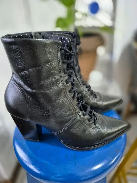 Bota de couro Lolita Pimenta 