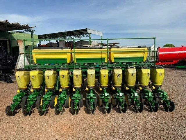 Plantadeira John Deere 1111 ano 2007, 11 Linhas  - Foto 3
