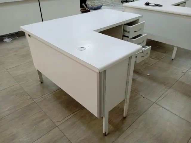 Mesa de escritório em L c/ 3 gavetas 1 prancha de correr e suporte p/ cpu em MDF Branco - Foto 4