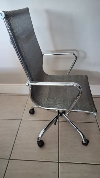 Cadeira alta de escritório em tela grafite - Eames - Foto 3