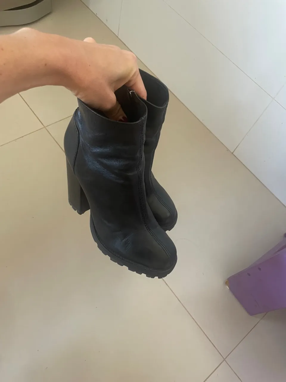 Bota preta salto grosso