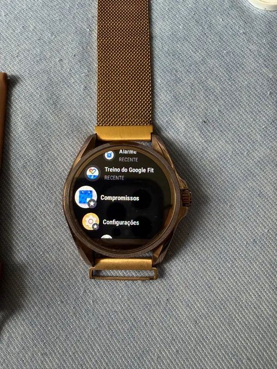 Smartwatch Michael Kors dourado com pulseira de metal - Foto 3