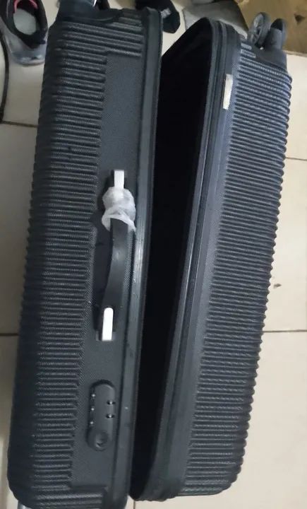 Mala grande pouco rachada  nova por dentro - Foto 2