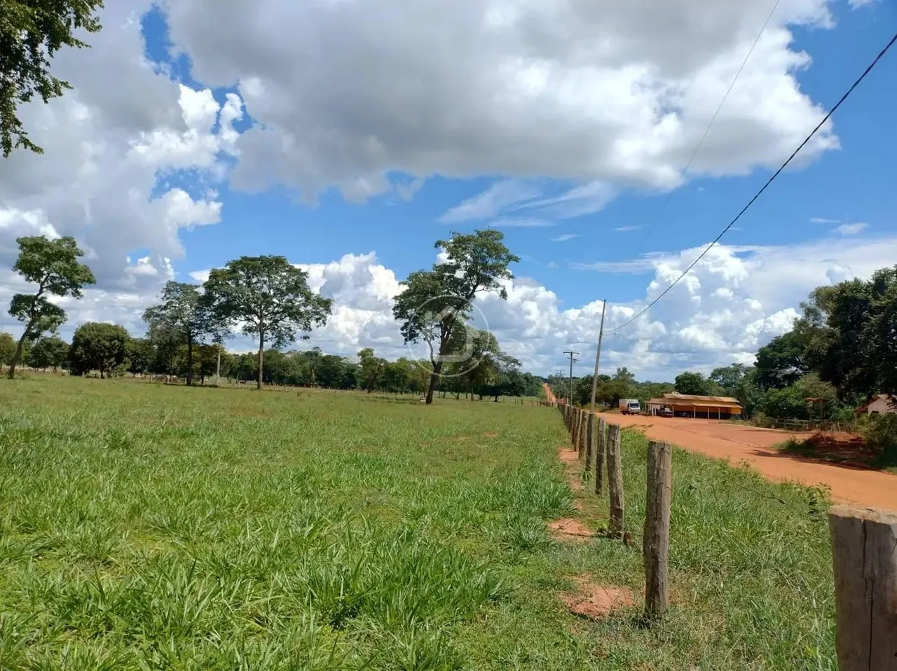SITIO EM TERENOS COM PASTO FORMADO