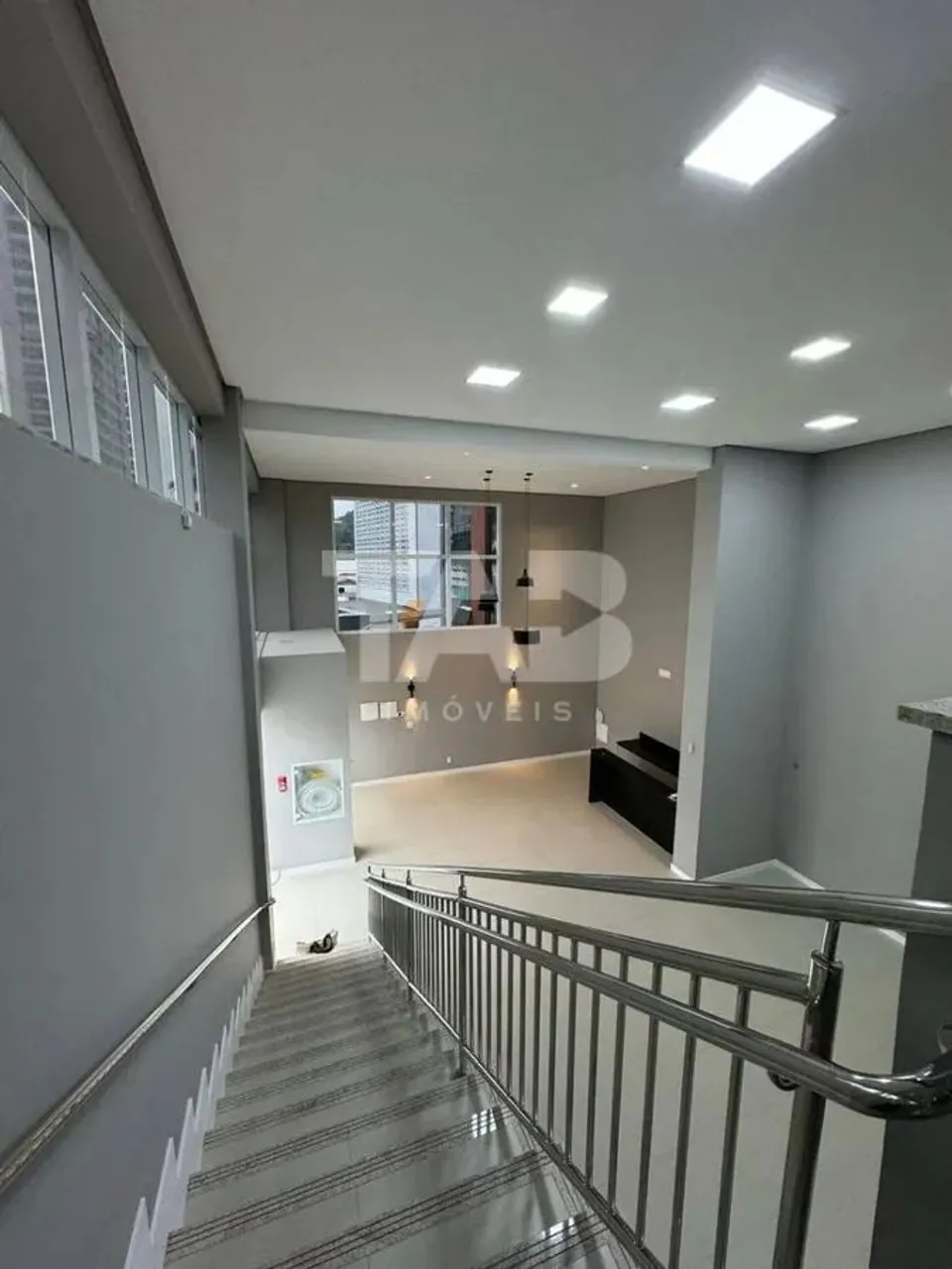 Sala comercial com 200m² para locação | Praia Brava