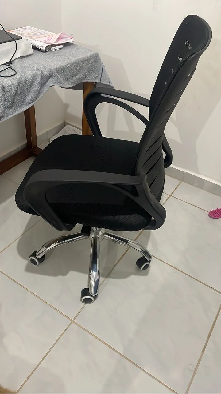 Swivel chair for home office or office