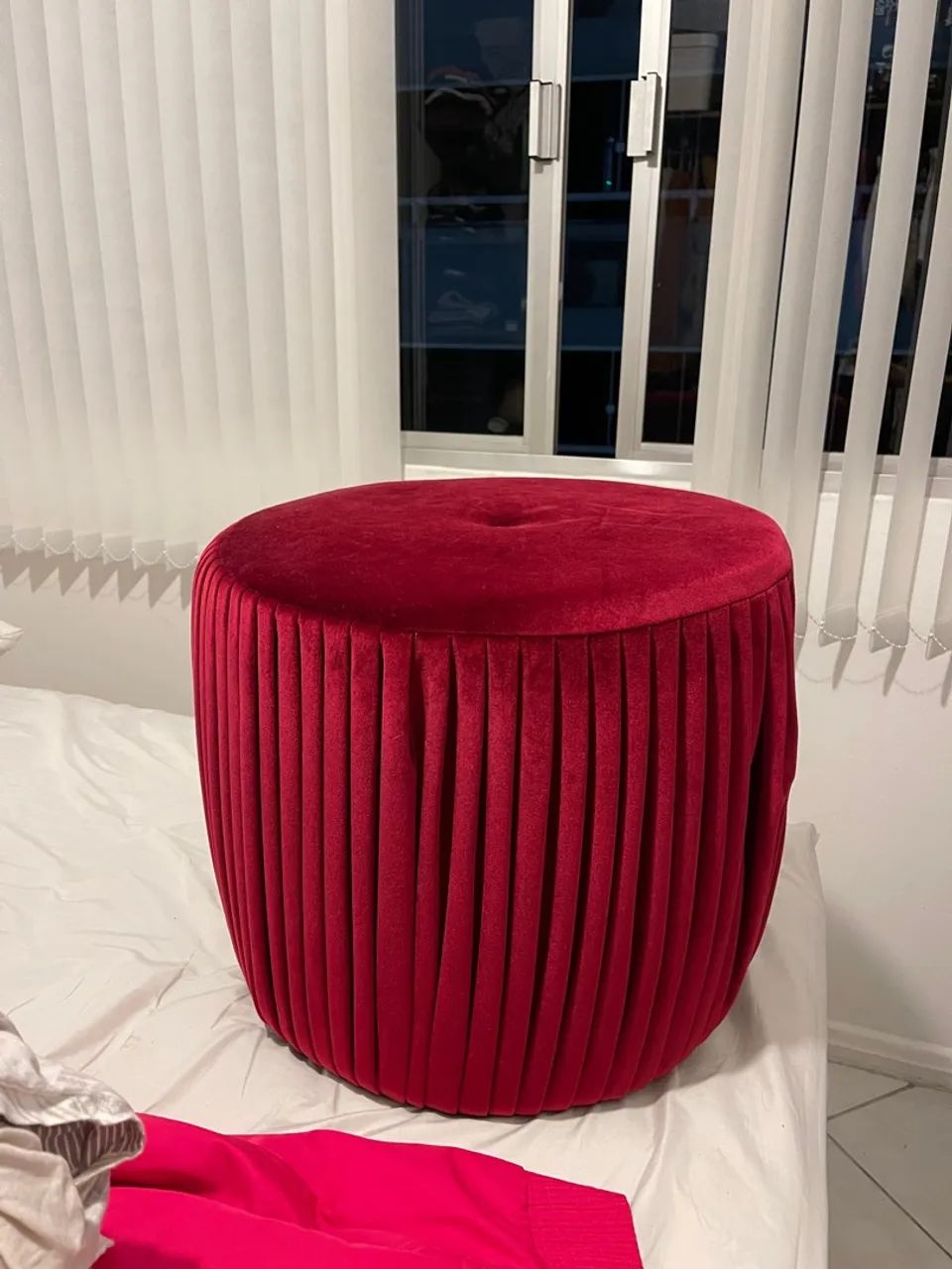 Puff Decorativo Veludo drapeado cor vinho.