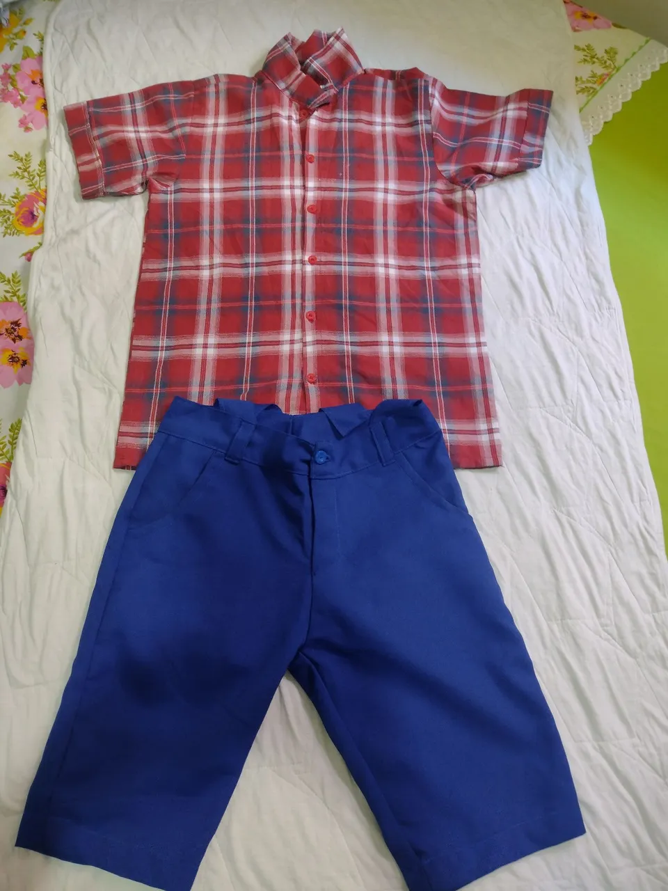 Conjunto camisa xadrez e bermuda azul