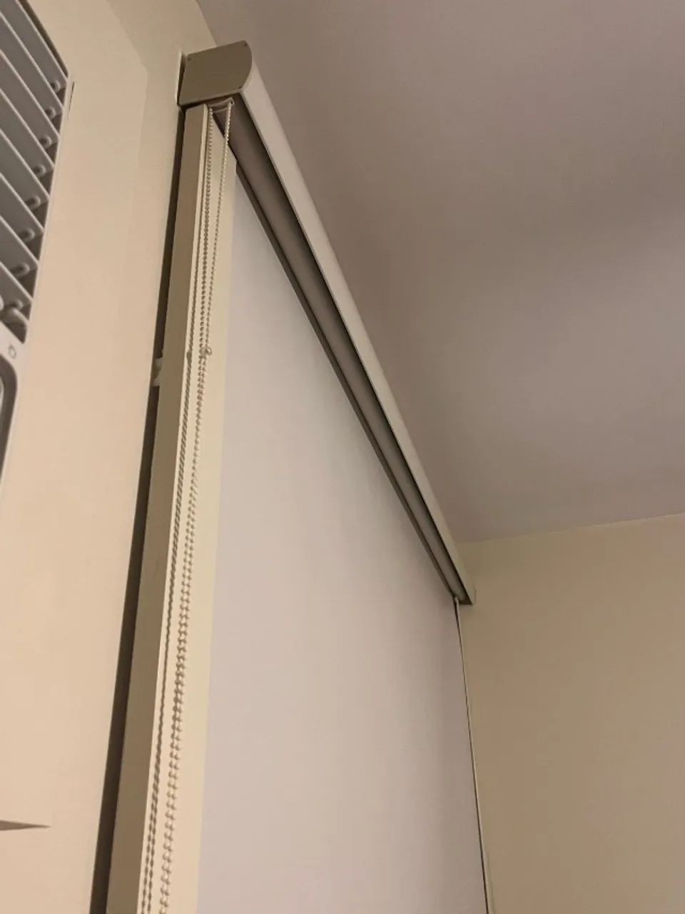 Cortina Rolo Blackout 1,80 (l) X 1,55 (a) Com Bandô Cor off-white - Foto 2