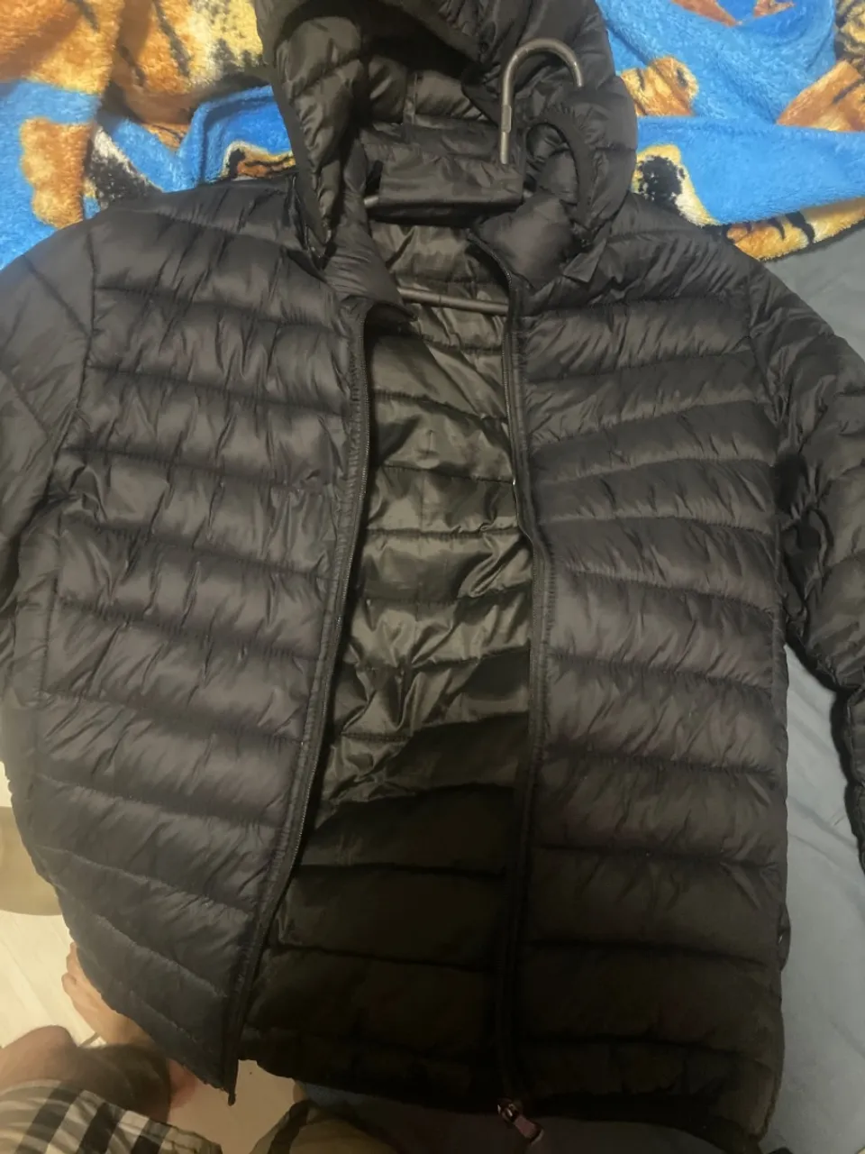Jaqueta puffer preta com capuz