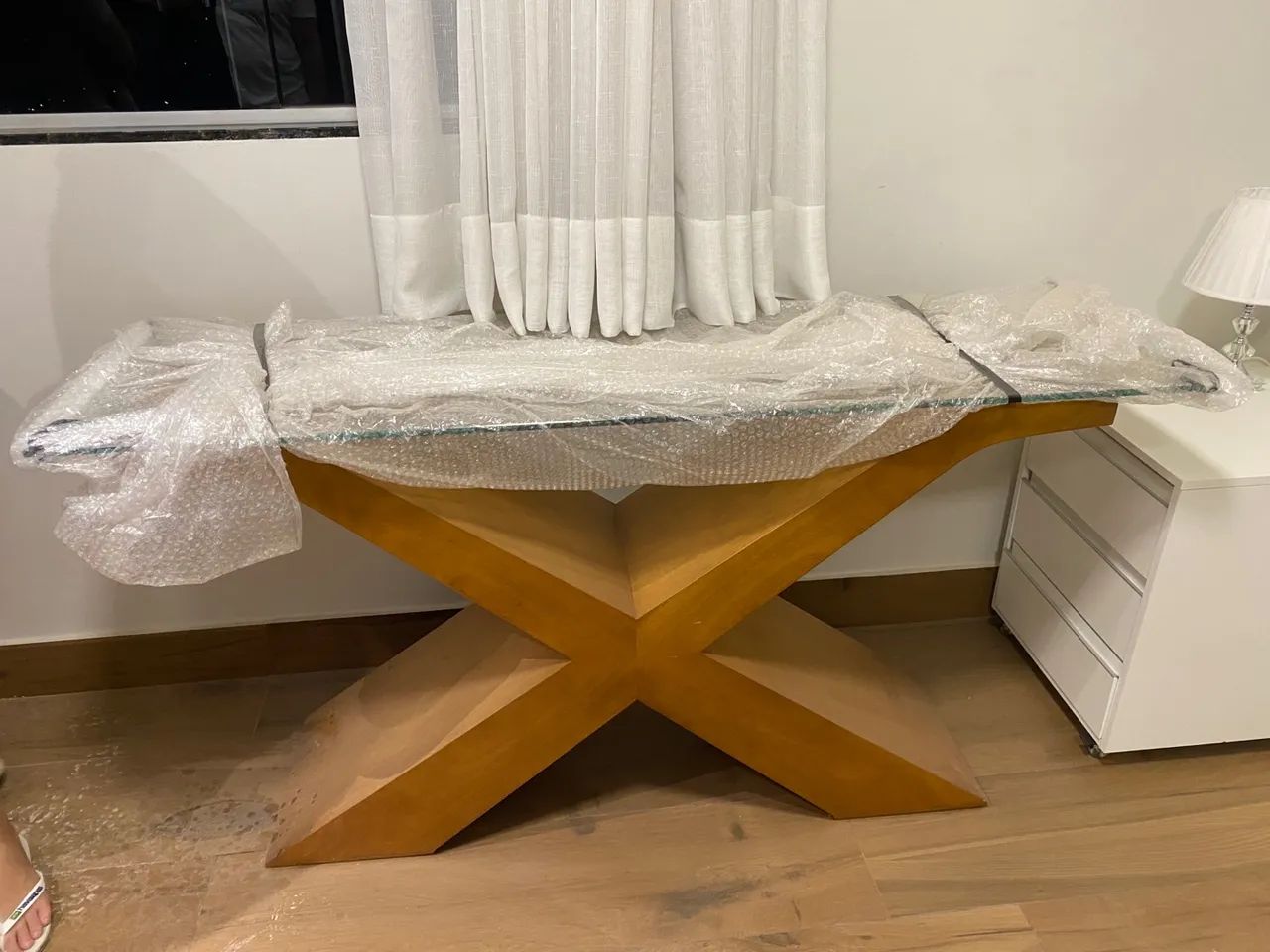 Mesa de centro em madeira com tampo de vidro
