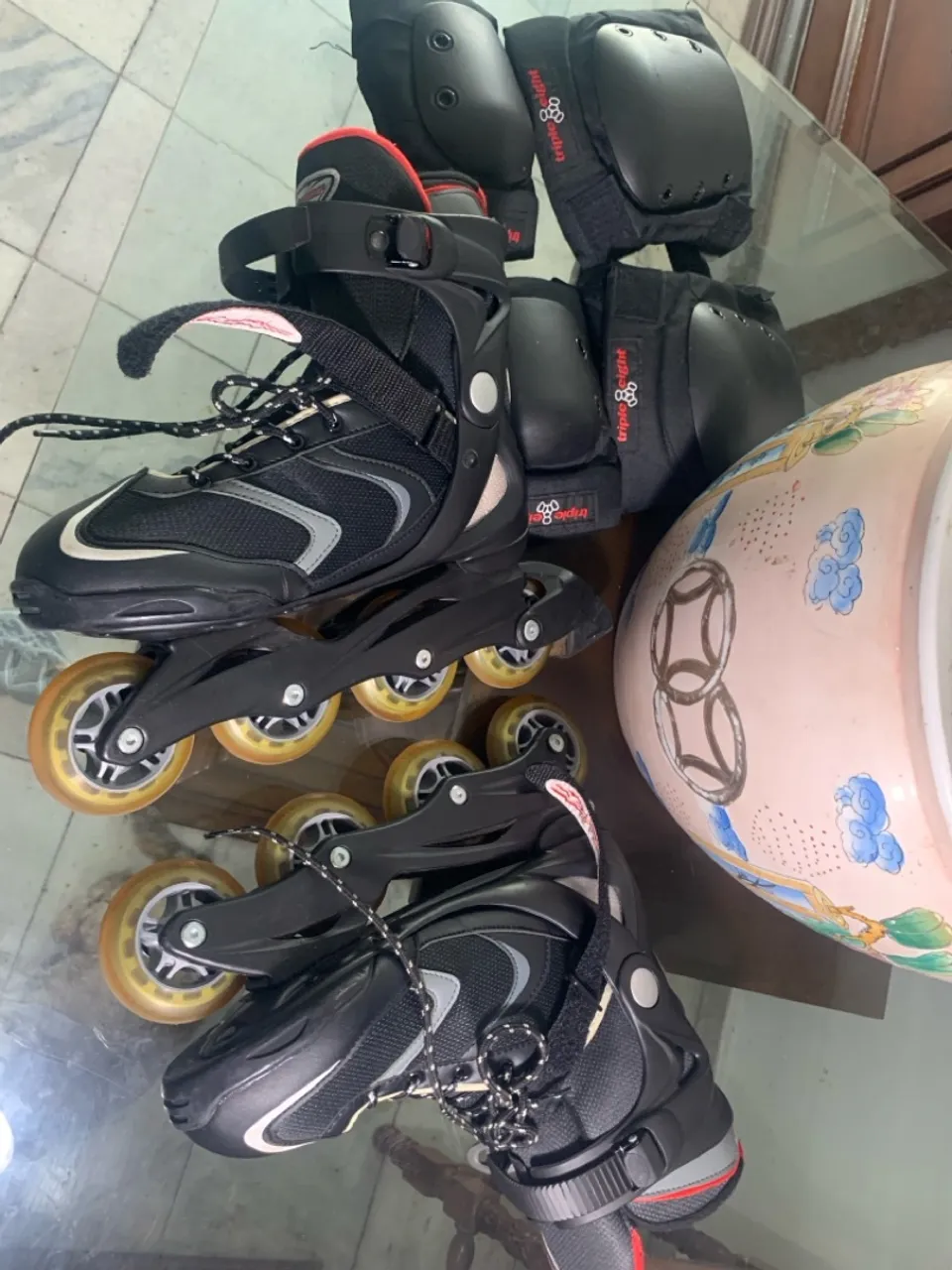 Patins com equipamentos de proteção