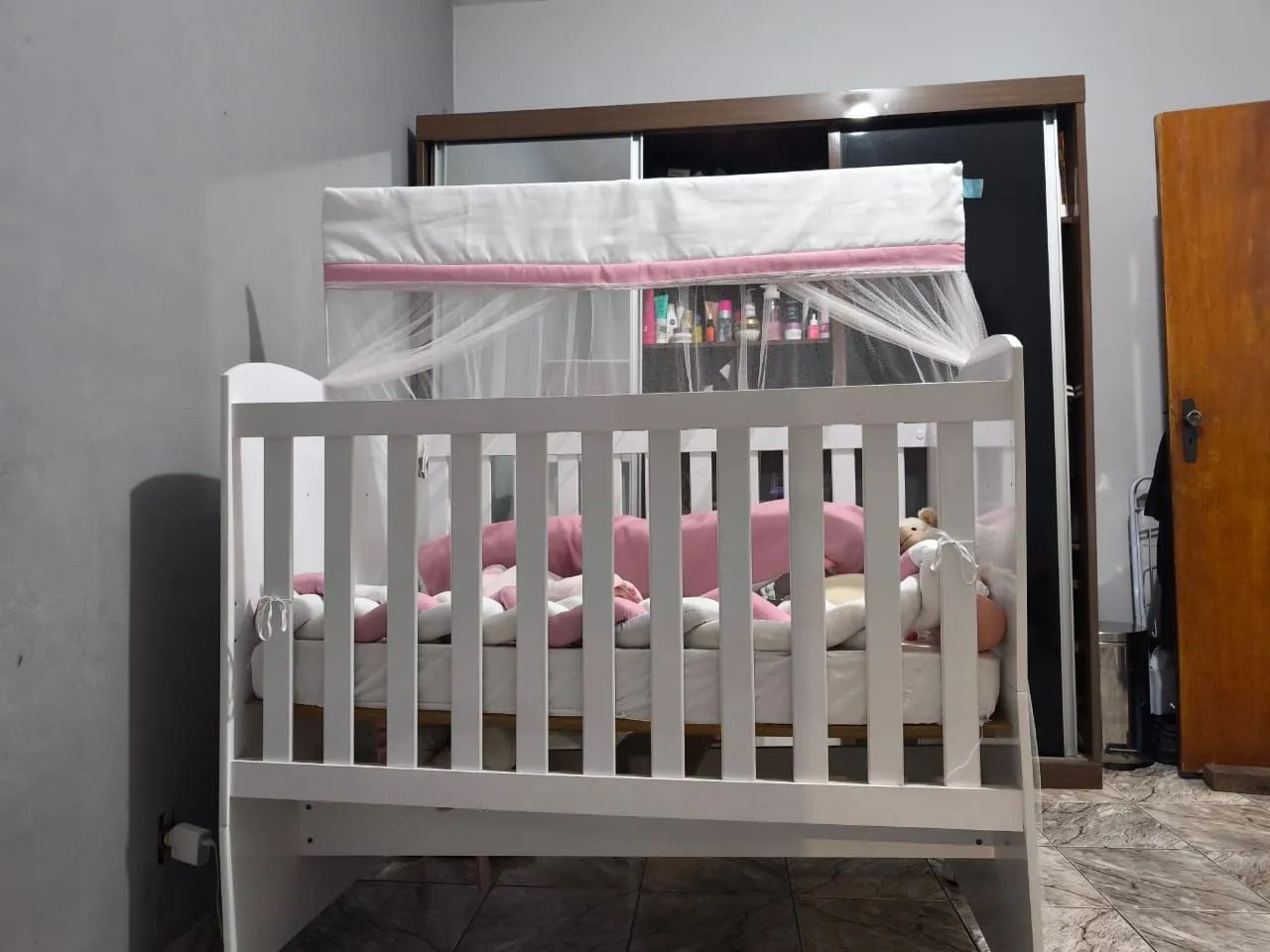 Berço de bebê com mosquiteiro