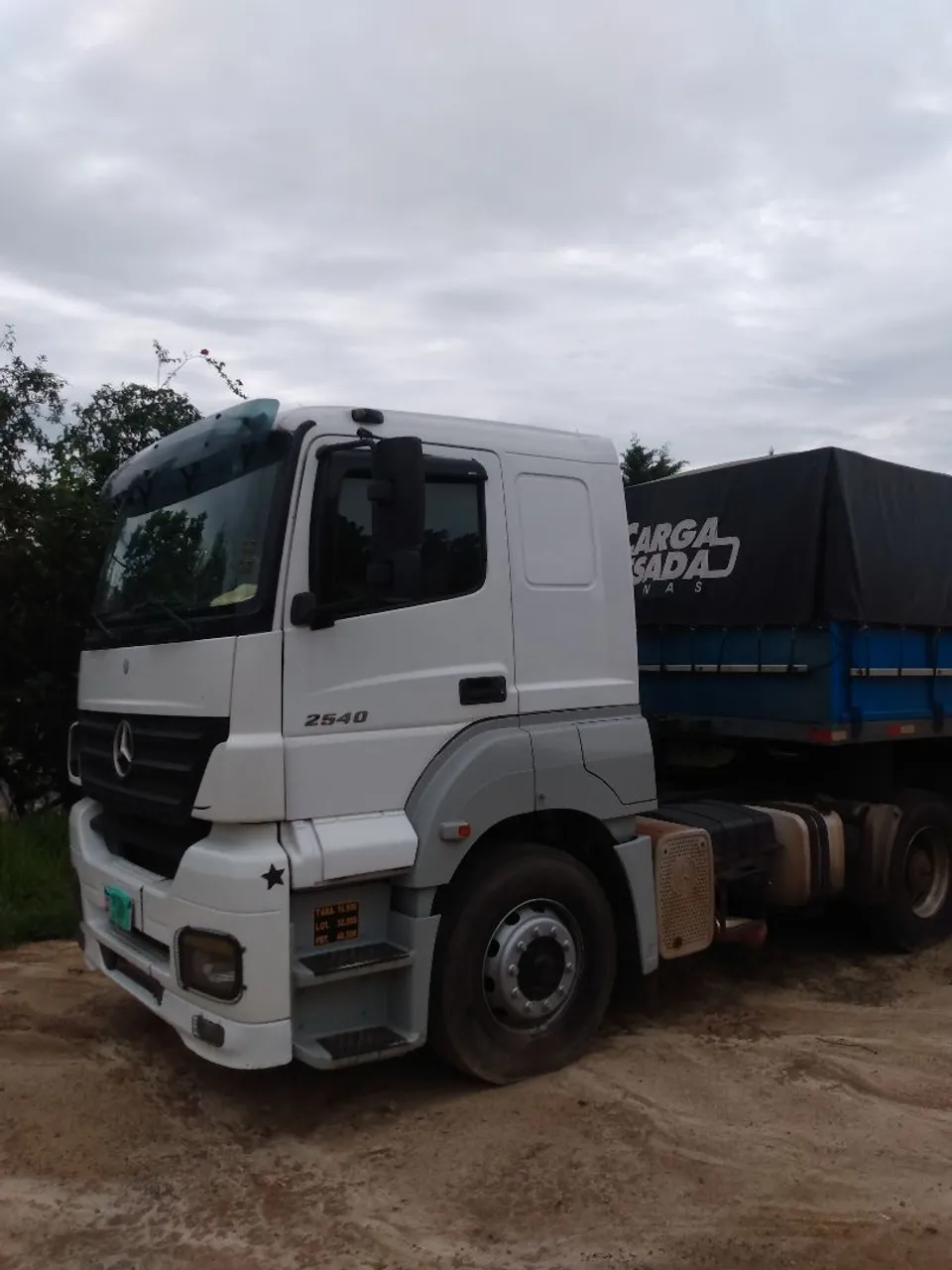 Mercedez Axor 2540 com carreta LS graneleira Randon.