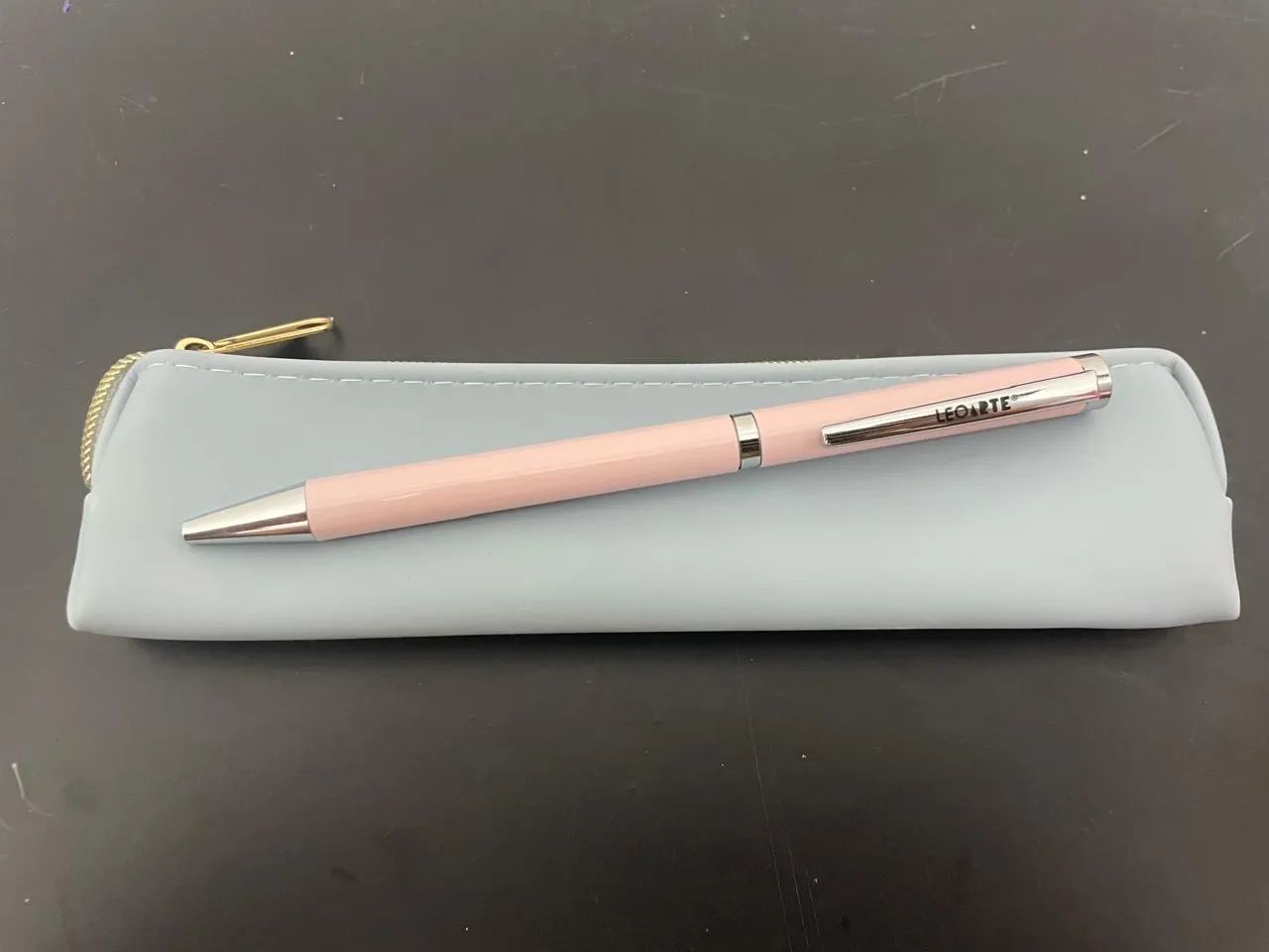 Caneta e estojo Leoarte Rosa - Nova