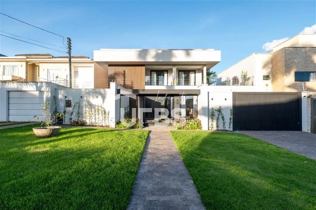 sobrado imponente, está localizado no bairro Setor Jaó, lote de 475m² e 440m² de área priv