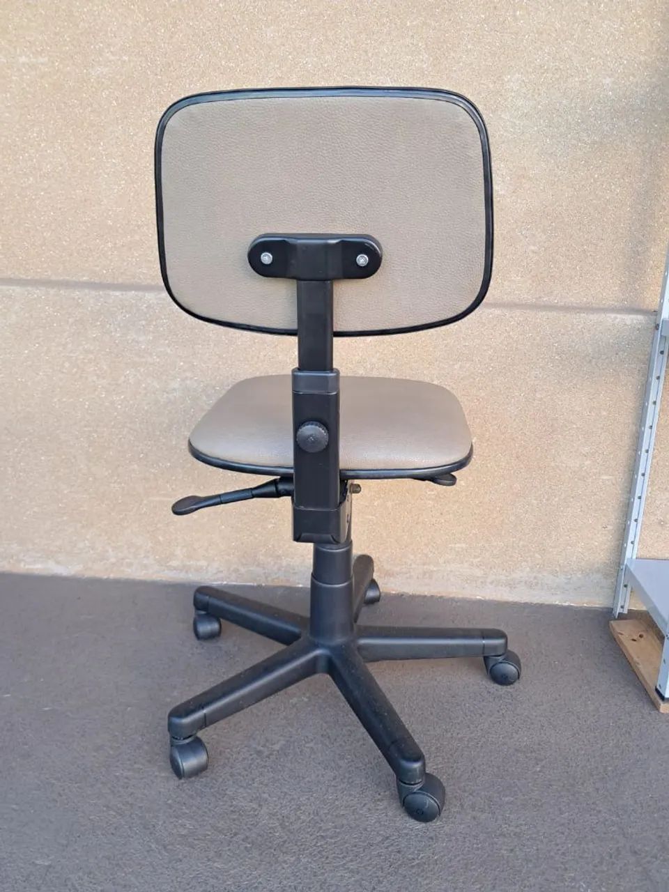 Cadeira Giratória de Escritório - Regulagem de Altura e Encosto - Foto 4