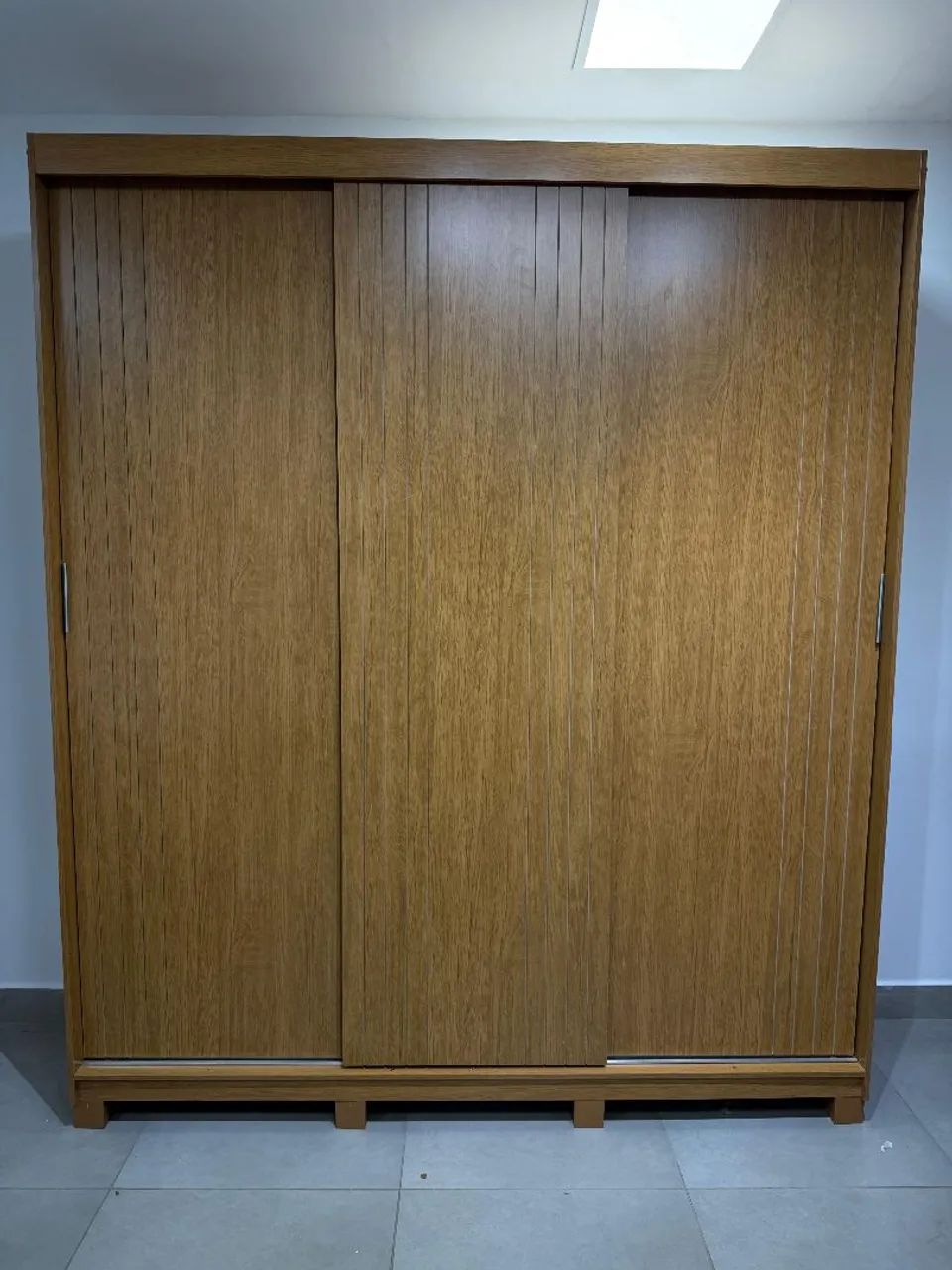 Guarda-Roupa de Madeira com 3 Portas de Correr e 2 gavetas 