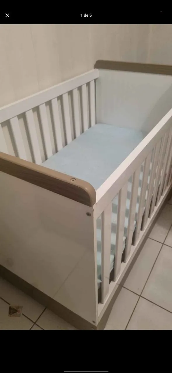 Berço para bebê branco com detalhes amadeirados