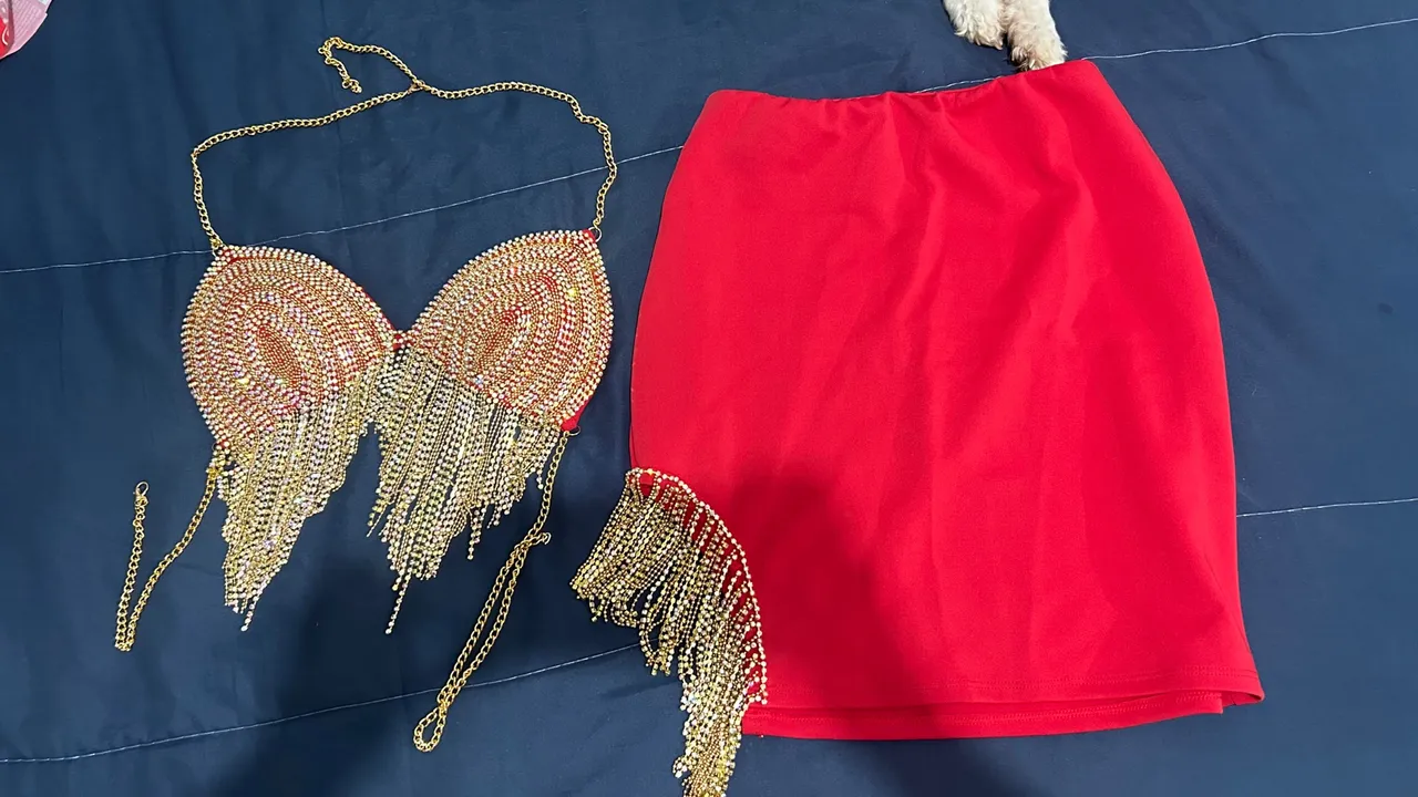 Conjunto de Top com Strass e Saia Vermelha