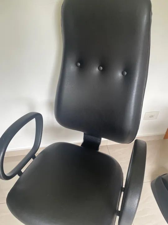 Cadeira de rodinha preta  - Foto 3