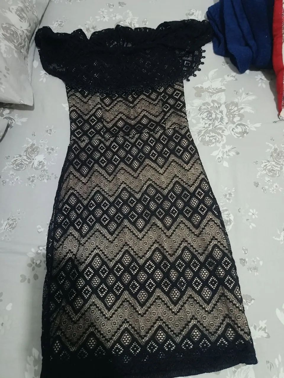 Vestido rendado preto elegante