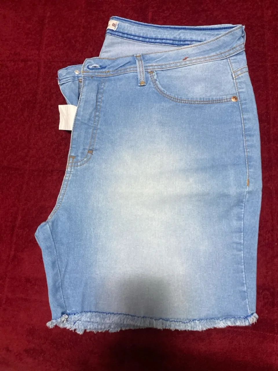 Short Jeans Claro com Barra Desfiada - Tamanho 46