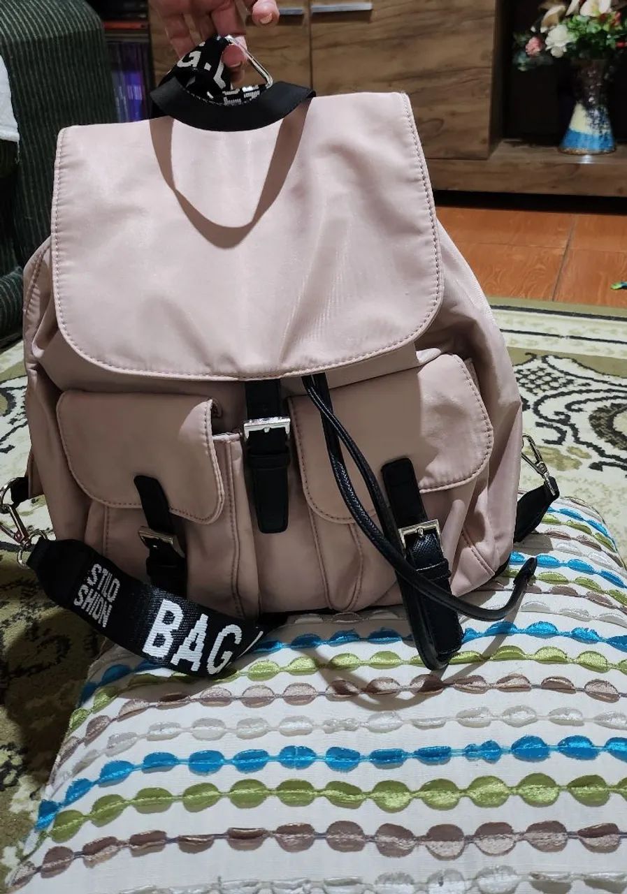 Mochila Rosa com Detalhes em Preto