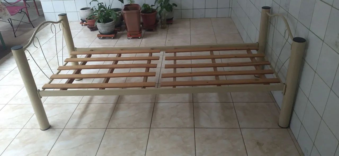 Vendo uma cama de solteiro 64962121464579123