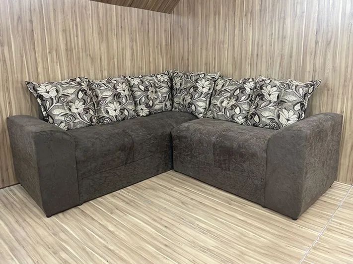 Sofá de Canto Pequeno Suede Marrom 5 Lugares com Almofadas Soltas