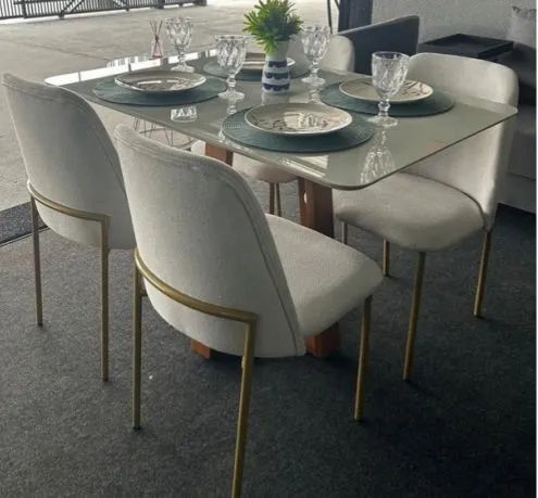 Mesa de jantar fantásticc 4 cadeiras 
