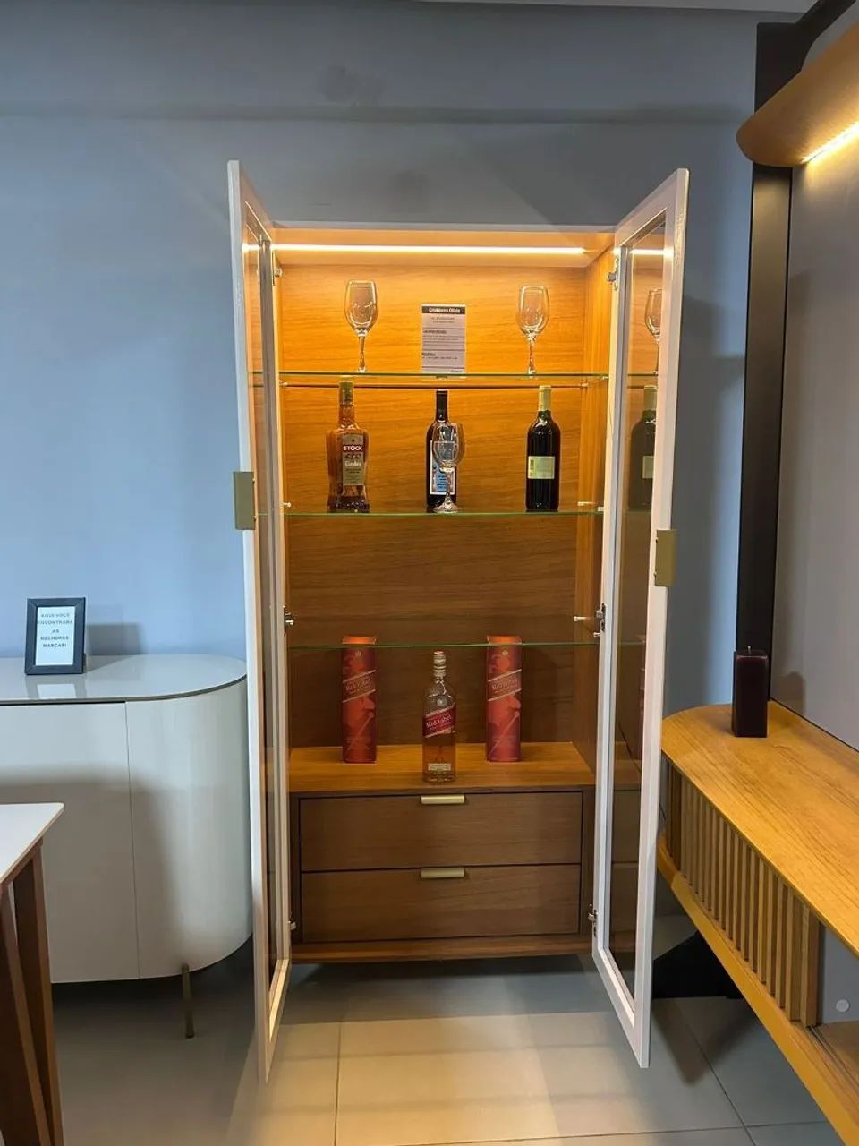 Cristaleira Elegante com Design Moderno - Foto 2