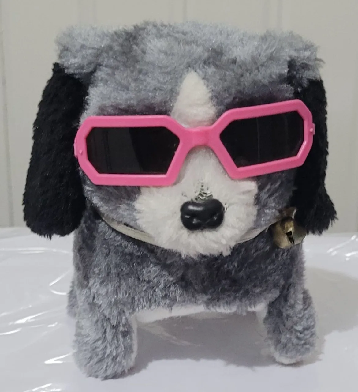 Cachorro de pelúcia vintage com óculos