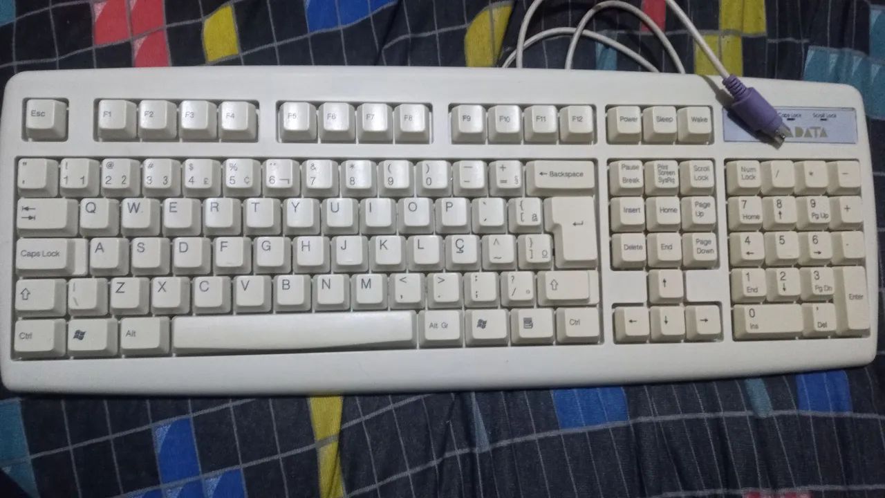 Teclado antigo retrô PS2 para colecionadores 