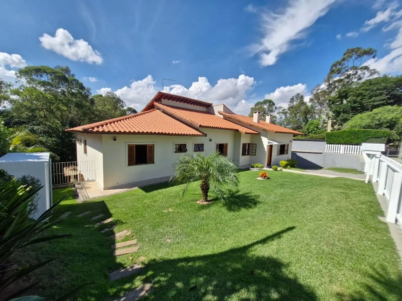 GRANJA VIANA, CASA TÉRREA, 4 QUARTOS / SUÍTES + APARTAMENTO INDEPENDENTE.