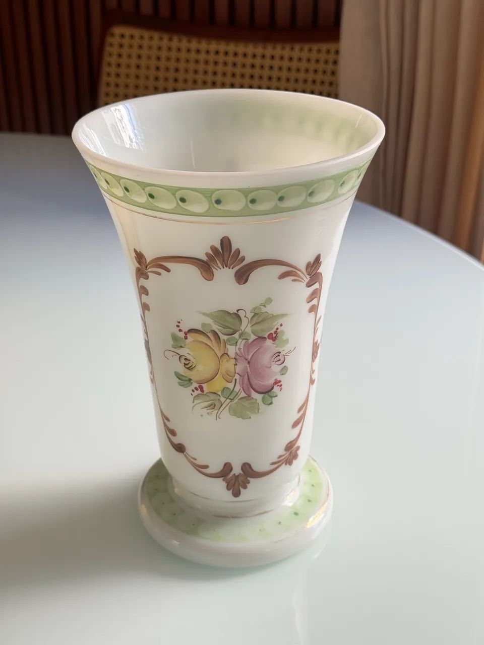 Vaso em opalina decorado à mão 