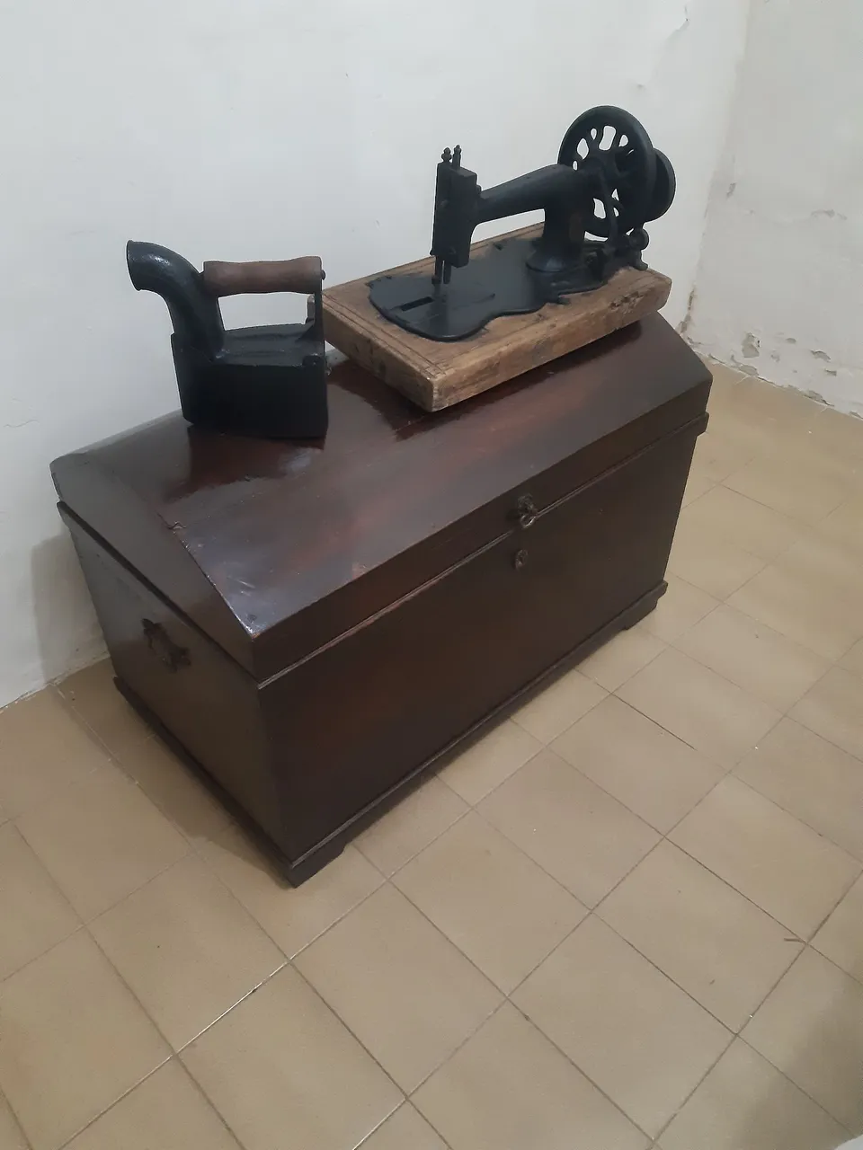 Cristaleira com toda louça e baú máquina e ferro