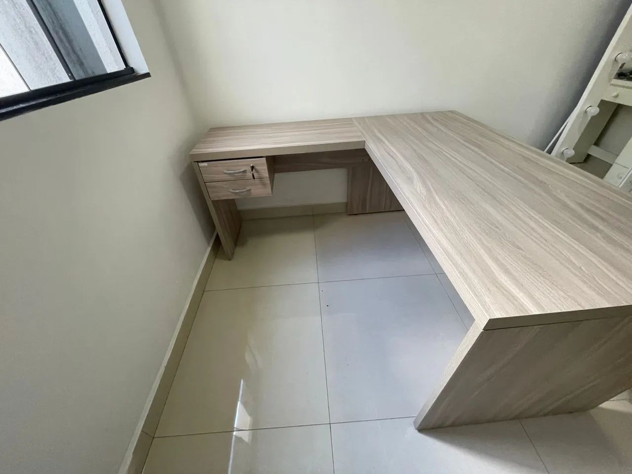 Mesa em L 1.50x1.60 com Gavetas para Escritório - Design Moderno e Funcional - Foto 5