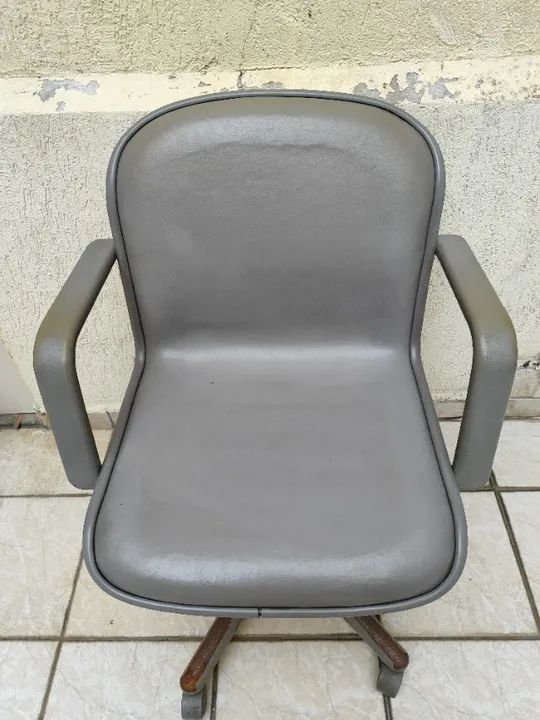 Cadeira Estofada de Couro com Braços e Rodinhas - Escriba - Foto 2